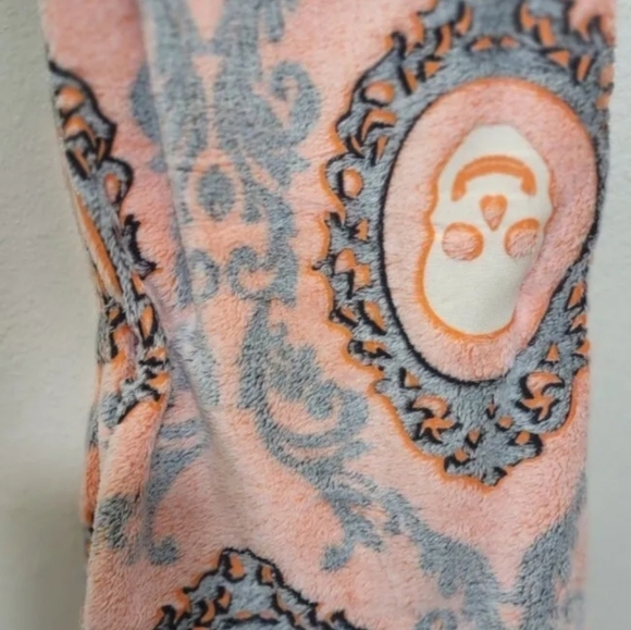 Halloween Glow in the dark plush throw skull - Picture 7 of 8